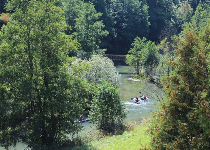 Bild vom Fluss vor Haus Wiesenttal mit Booten