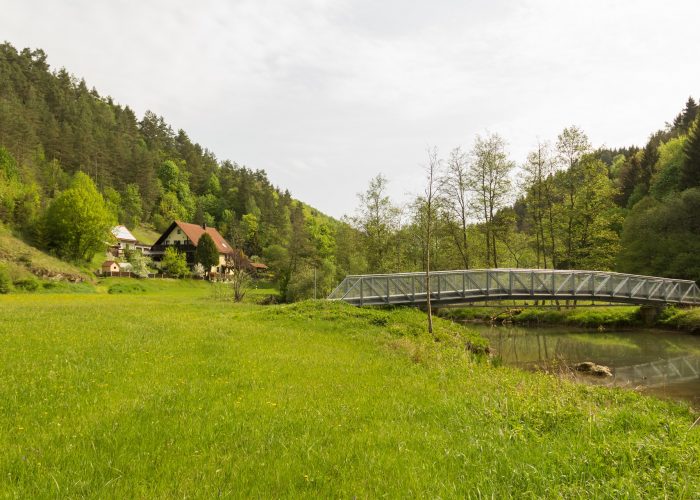 Bild vom Haus Wiesenttal mit Brücke und Feld